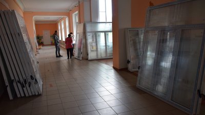Отримали першу партію вікон. На Хмельниччині продовжують ліквідовувати наслідки ракетного обстрілу