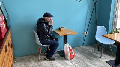 Відновлюють роботу попри обстріли: як працюють магазини, торговельні точки та кав'ярні у Херсоні Відновлюють роботу попри обстріли: як працюють магазини, торговельні точки та кав'ярні у Херсоні