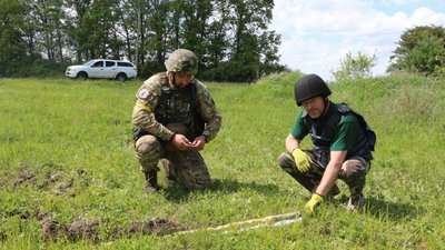 На Сумщині сапери розмінували російський танк і знешкодили касету від ракети до "Урагану"