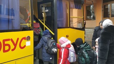 На Волині бракує шкільних автобусів: як діти доїжджають до навчальних закладів На Волині бракує шкільних автобусів: як діти доїжджають до навчальних закладів
