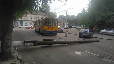 На одній з вулиць Житомира впала опора, яка перегородила проїжджу частину (ФОТО) На одній з вулиць Житомира впала опора, яка перегородила проїжджу частину (ФОТО)
