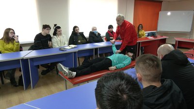 Записалися п'ятдесят, а прийшли сто: у рівненському виші організували курси з порятунку життя Записалися п'ятдесят, а прийшли сто: у рівненському виші організували курси з порятунку життя