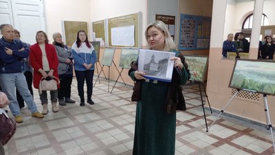 У Дніпрі в столітній будівлі провели екскурсію та майстер-клас з витинанки У Дніпрі в столітній будівлі провели екскурсію та майстер-клас з витинанки
