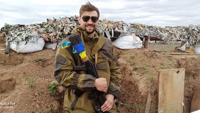 "Хто, як не я?". На Миколаївщині через 18 місяців після загибелі попрощалися з військовим Русланом Ходою "Хто, як не я?". На Миколаївщині через 18 місяців після загибелі попрощалися з військовим Русланом Ходою