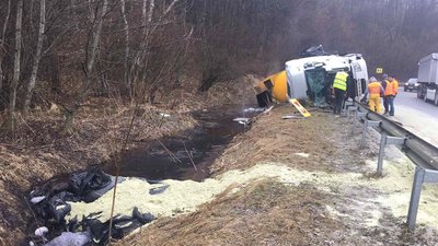 На Львівщині перекинулася вантажівка із бітумною емульсією. Екологи відібрали проби
