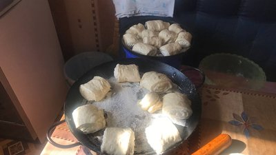 У Коростишеві на Житомирщині волонтерки готують різноманітні смаколики для військових У Коростишеві на Житомирщині волонтерки готують різноманітні смаколики для військових