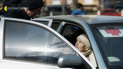 Деякі люди йдуть пішки з Бучі — фоторепортаж з евакуаційного центру поблизу Ірпеня Деякі люди йдуть пішки з Бучі — фоторепортаж з евакуаційного центру поблизу Ірпеня