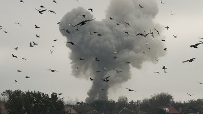 Дим піднімається над місцем російського удару