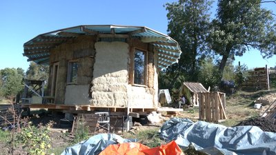Харків’янка будує зі сміття хату на Хмельниччині Харків’янка будує зі сміття хату на Хмельниччині