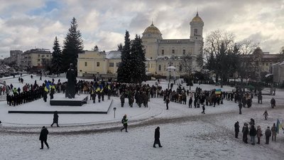Майже тисяча учасників і 200-метровий прапор: у центрі Луцька – символічний "ланцюг єднання" Майже тисяча учасників і 200-метровий прапор: у центрі Луцька – символічний "ланцюг єднання"
