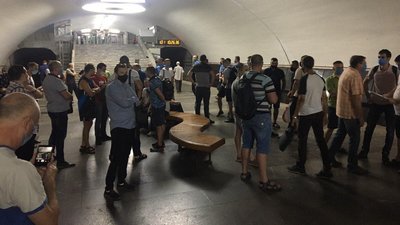 Машиністи метро у Харкові зібрались на платформі — вимагають погасити зарплатний борг