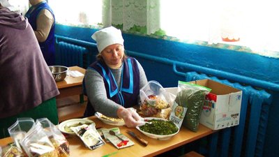 "Сухі" борщі для оборонців готують працівники ліцею на Вінниччині
