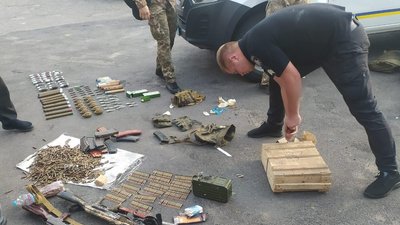 Їхав під час комендантської години: на Вінниччині чоловік перевозив зброю та боєприпаси Їхав під час комендантської години: на Вінниччині чоловік перевозив зброю та боєприпаси