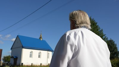 Чоловік іде до храму Чоловік іде до храму