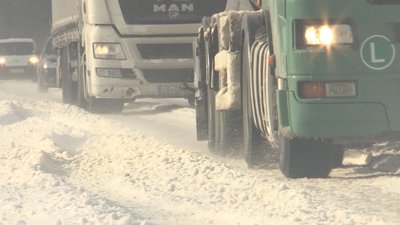 На Житомирщині для розчистки доріг від снігу вигнали майже всю наявну техніку На Житомирщині для розчистки доріг від снігу вигнали майже всю наявну техніку