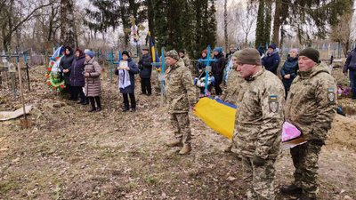 На Чернігівщині попрощалися із шістьма військовослужбовцями ЗСУ, які захищали Україну На Чернігівщині попрощалися із шістьма військовослужбовцями ЗСУ, які захищали Україну