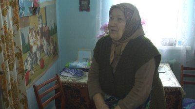 Галина Чуйко опалює будинок грубкою. 25 листопада 2022 рік. Галина Чуйко опалює будинок грубкою. 25 листопада 2022 рік.