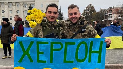 Дмитро Пащук разом з побратимом Романом Лозинським після звільнення Херсону Дмитро Пащук разом з побратимом Романом Лозинським після звільнення Херсону