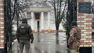 У приміщеннях Херсонської єпархії СБУ знайшла незареєстровану зброю, прапор і золотий герб Росії У приміщеннях Херсонської єпархії СБУ знайшла незареєстровану зброю, прапор і золотий герб Росії
