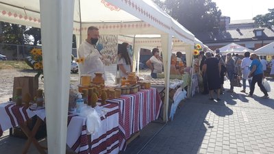 День пасічника у Кропивницькому відзначили медовим ярмарком. Ціни як у Києві