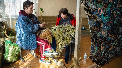 Як в одній із дніпровських шкіл плетуть маскувальні сітки та роблять "кікімору"(ФОТОРЕПОРТАЖ)