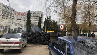 Госпіталь у Винниках досі заблокований - люди чергували впродовж всієї ночі Госпіталь у Винниках досі заблокований - люди чергували впродовж всієї ночі