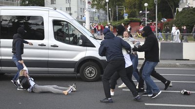 У Білорусі силовики розганяють протест водометами У Білорусі силовики розганяють протест водометами