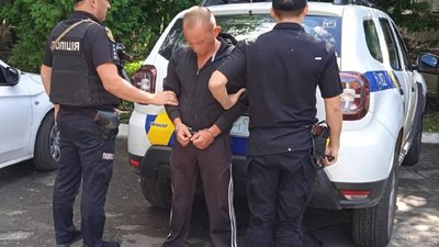 Занадто повільно переходив дорогу: у Львові пішохода двічі поранили ножем у спину