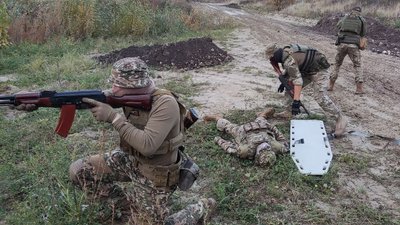 На Тернопільщині волонтери придбали й переобладнали позашляховик в евакуаційне авто На Тернопільщині волонтери придбали й переобладнали позашляховик в евакуаційне авто