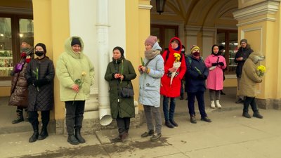 У Петербурзі почалися мирні антивоєнні мітинги. Людей затримує поліція