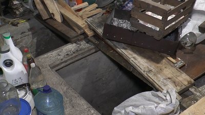 Жителька Родинського пошкоджений будинок сарай укриття наслідки російських обстрілів Донецька область Жителька Родинського пошкоджений будинок сарай укриття наслідки російських обстрілів Донецька область