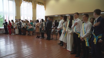 Захисні маски і стрічки "Випускник — 2021". Для вінницьких 11-класників пролунав останній дзвоник