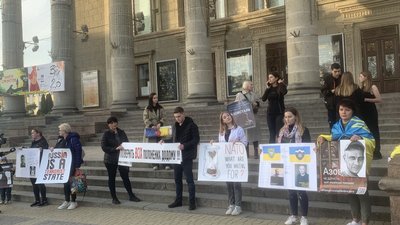 У Тернополі провели акцію на підтримку полонених військових У Тернополі провели акцію на підтримку полонених військових