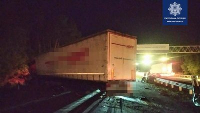 Поблизу Києва сталася смертельна ДТП. 20 людей травмовано, 5 загиблих Поблизу Києва сталася смертельна ДТП. 20 людей травмовано, 5 загиблих