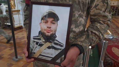 У Луцьку попрощалися з військовими Артемом Асматовим і Русланом Лещенком У Луцьку попрощалися з військовими Артемом Асматовим і Русланом Лещенком