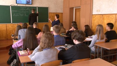 У Черкасах учні одинадцяти шкіл повернулись за парти У Черкасах учні одинадцяти шкіл повернулись за парти