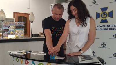 У Луцьку презентували нову поштову марку з героїчної серії. Скільки примірників доставили в область У Луцьку презентували нову поштову марку з героїчної серії. Скільки примірників доставили в область