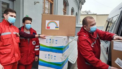 До Одеської області привезли майже 3000 захисних костюмів для медиків До Одеської області привезли майже 3000 захисних костюмів для медиків