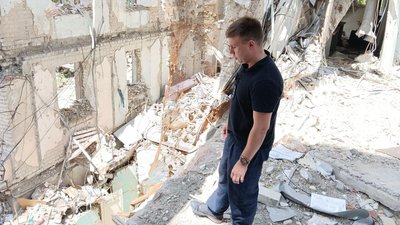 Рятувальник розповів, як діставали людей з-під завалів зруйнованої будівлі Миколаївської облради