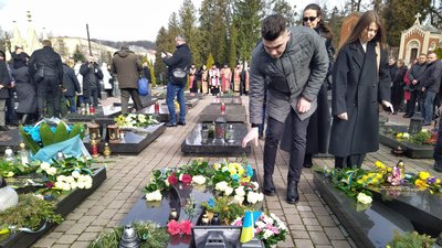 На Личаківському кладовищі вшанували пам'ять Героїв Небесної Сотні На Личаківському кладовищі вшанували пам'ять Героїв Небесної Сотні