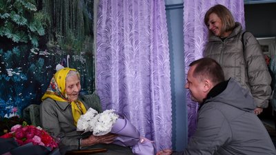"Досі ходить сама та полюбляє каву з солодощами". Жительці Кіровоградщини виповнилося 100 років "Досі ходить сама та полюбляє каву з солодощами". Жительці Кіровоградщини виповнилося 100 років
