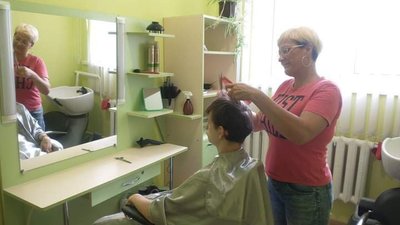 Працівниця соціальної перукарні стриже відвідувача, жовтень 2023. Фото: Юрій Янзюк Працівниця соціальної перукарні стриже відвідувача, жовтень 2023. Фото: Юрій Янзюк