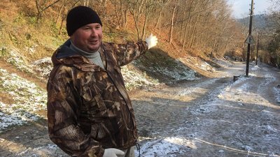 Жителі Тернопільщини самостійно відновлюють дорогу Жителі Тернопільщини самостійно відновлюють дорогу