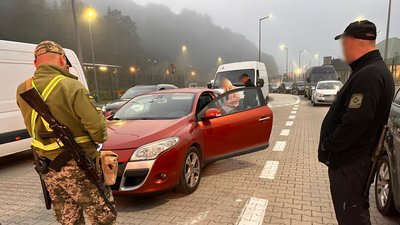 Полька намагалася вивезти хлопця з України за кордон під ковдрою