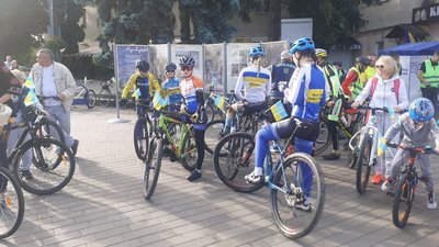 У вишиванках та з прапорцями: у Луцьку влаштували святковий велопробіг У вишиванках та з прапорцями: у Луцьку влаштували святковий велопробіг