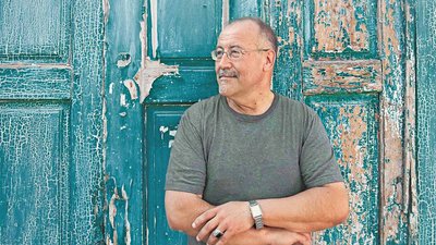 Час, який ламав долі. Прикарпатський письменник видав книгу "Пальці поміж піском"