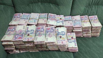 Закарпатські митники виявили у чоловіка понад 3 мільйона гривень, які не були задекларовані