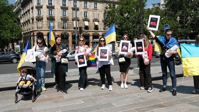 Співачка alyona alyona вийшла на Марш Матерів у Чехії Співачка alyona alyona вийшла на Марш Матерів у Чехії