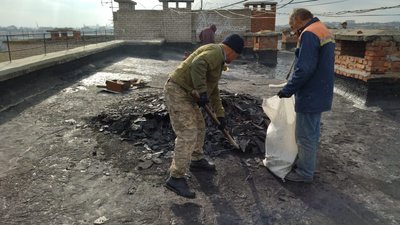 Поки підрядна організація в Миколаєві ремонтує дах багатоповерхівки, квартири заливає дощем Поки підрядна організація в Миколаєві ремонтує дах багатоповерхівки, квартири заливає дощем