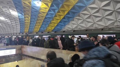 Пасажири на станції "Спортивна" вранці 11 січня Пасажири на станції "Спортивна" вранці 11 січня